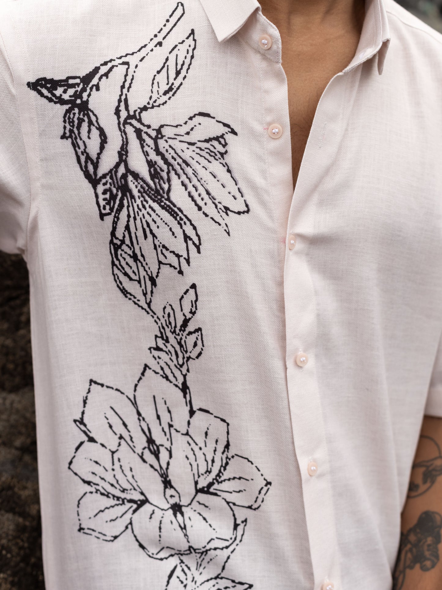 Trendy Men's Floral Print Shirt– Casual Outfit for Modern Style