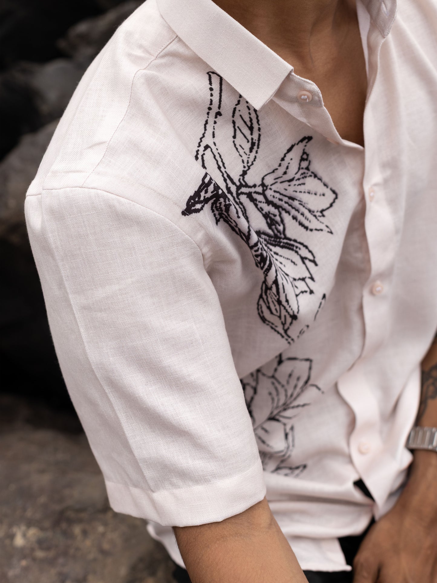 Trendy Men's Floral Print Shirt– Casual Outfit for Modern Style